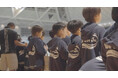 小学生がプロ選手と手をつなぎ、小田原アリーナのピッチへ湘南ベルマーレフットサル×マッケンジーハウス「We Are In. BIG WAVE KIDS」を開催