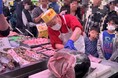 10月10日（土）「まぐろの日」には角上魚類全店で一斉に「国産 生本まぐろ」解体実演販売を開催！食欲の秋、本まぐろを堪能する絶好のチャンス到来。天然まぐろのような大トロや中トロ、希少部位も特別価格で！
