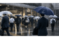 短時間強雨は約1.5倍、2026年夏は“猛暑×多雨”予想｜雨の日の「運動不足問題」に、駅前の傘配布で屋内ゴルフの選択肢を提案