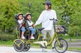 日本初「双子用の三輪電動アシスト自転車」新発売 安価な月額制レンタルも開始し、双子家庭のお出かけを応援