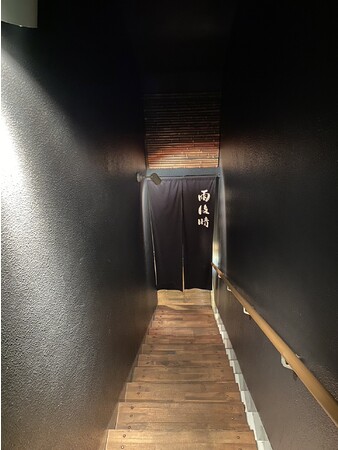 恵比寿店 入口の扉を開けると階下へ続く階段がございます。店舗はこの奥 恵比寿店 入口の扉を開けると階下へ続く階段がございます。店舗はこの奥