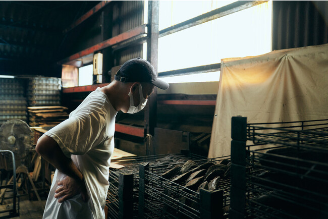 枕崎のかつお節工場を訪問する一平寿し2代目 村岡浩司 枕崎のかつお節工場を訪問する一平寿し2代目 村岡浩司