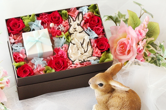 こんなアイデアなかった！かわいいウサギがプレゼントを届ける、ウサギ好きにはたまらない”開けてびっくり”なフラワーBOX「白うさぎの花 急便」。｜株式会社岡田商会のプレスリリース