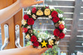 部屋のすみっこに飾りたくなる！？「すみっコぐらし」のすみっコたちをお花で描いたクリスマスリースが登場。