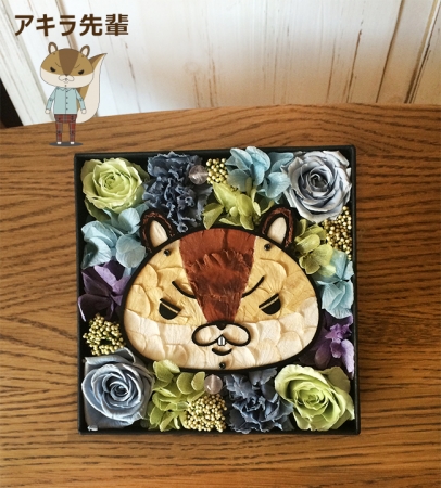 紙りすのアキラ先輩はブルーやグリーンのお花を使った作品に仕上げました