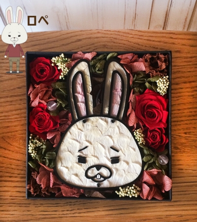 紙うさぎのロペは赤やピンクのお花を使った作品に仕上げました
