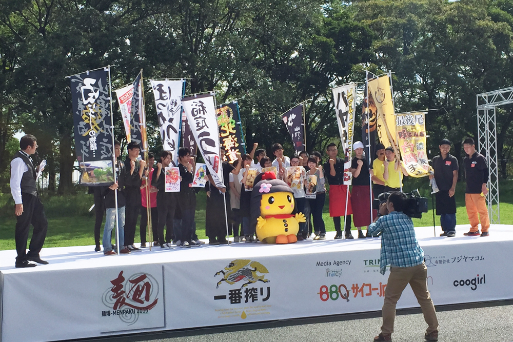 万人超が来場 うどんの国の頂点を決める U 1 グランプリ In 大阪 万博記念公園 お祭り広場で開幕 U 1グランプリ 運営組織委員会のプレスリリース