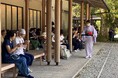 伊勢神宮へ抹茶の奉納を続けて80年。丸久小山園がゆかりの抹茶「千木の白」を参拝者へ無料呈茶