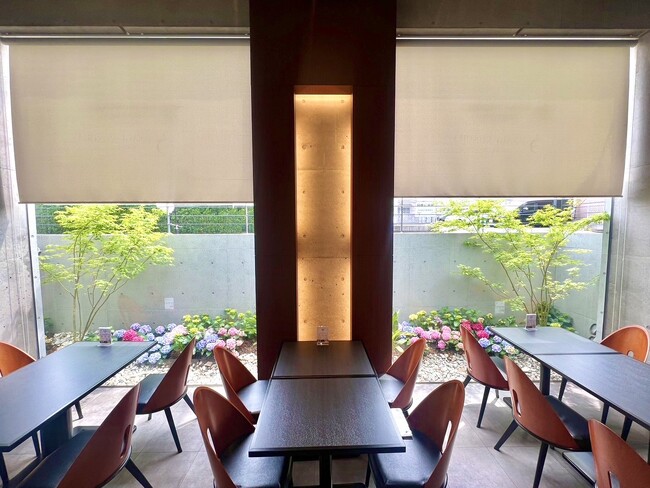 【紫陽花庭園を楽しめるテーブル席】