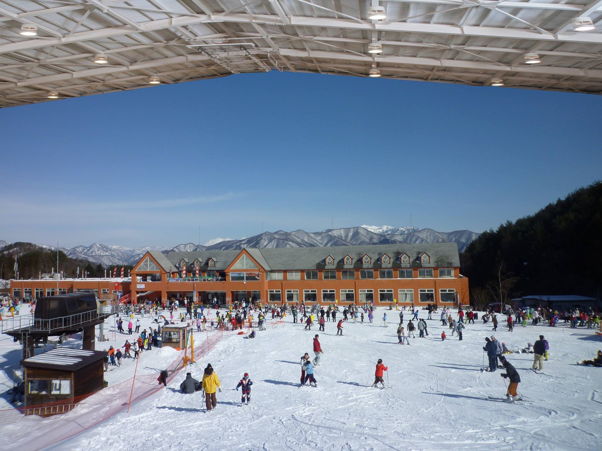 【エイプリルフール】スキーヤースノーボーダーに朗報！ノルン水上スキー場がゲレンデに開閉式ドームを設置！自然雪で6月から通年営業へ！｜群馬スノー