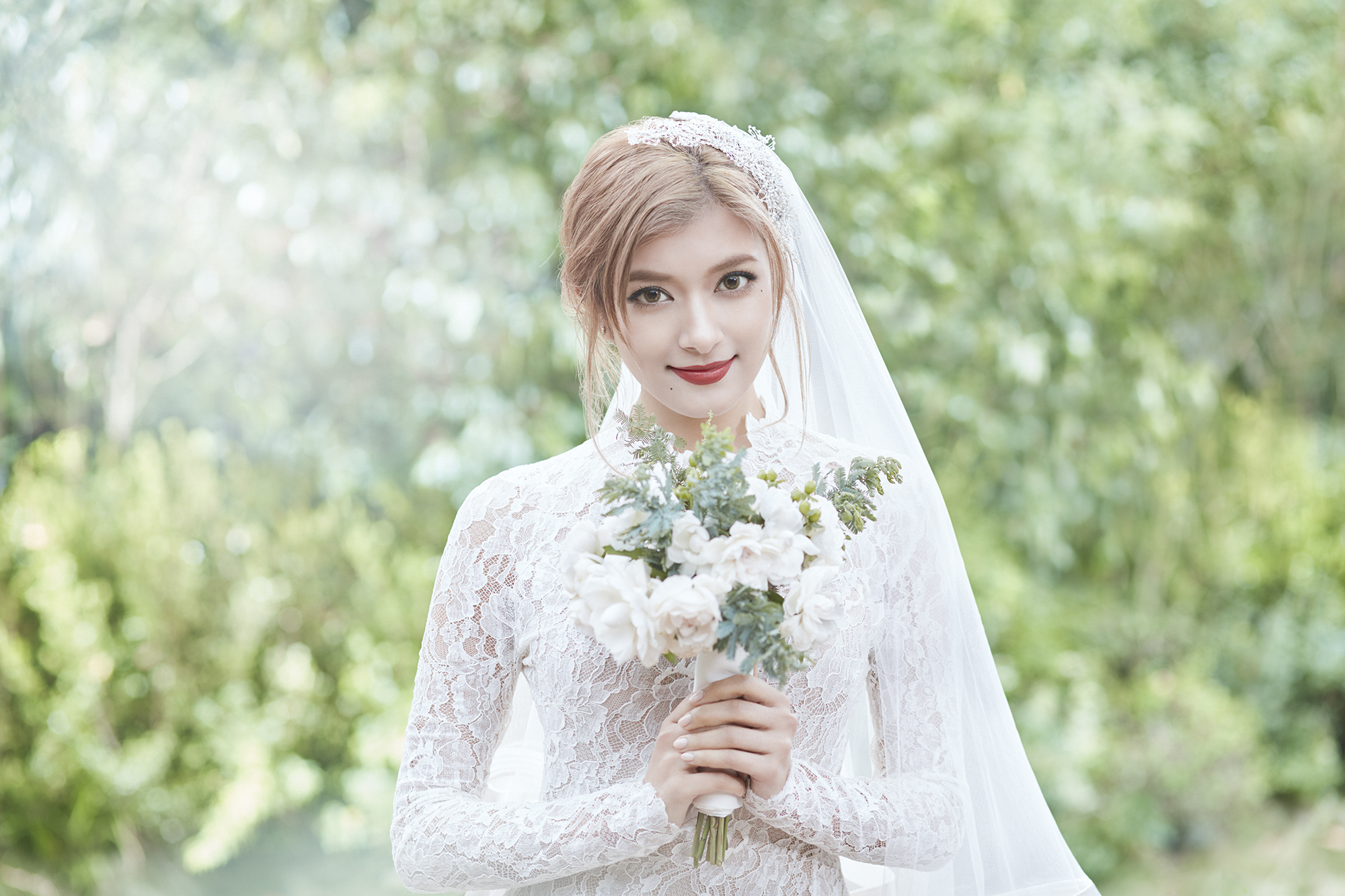理想の結婚式を体験した新イメージキャラクター ローラ さんのリアルな表情に注目 結婚式場情報サイト ハナユメ の新cmが年末より放映スタート エイチームのプレスリリース