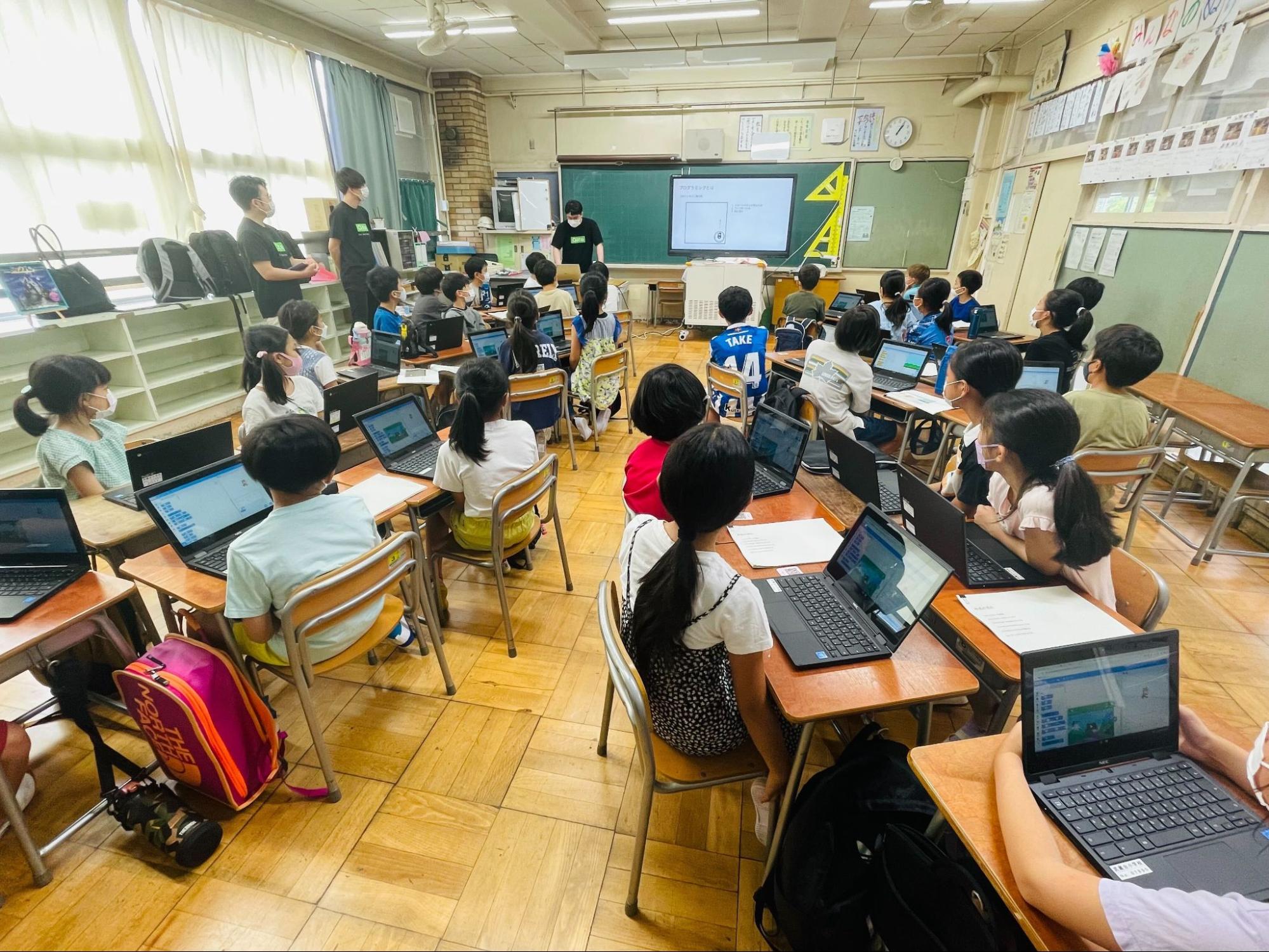 府中市立武蔵台小学校で「プログラミング出張授業」を開催！日本最大級のエンジニアコミュニティ「Qiita」が小学生向けプログラミング教育を支援｜エイチームのプレスリリース