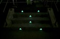 停電時でも光る階段へ 焼津・石津海岸公園に蓄光案内板を寄付
