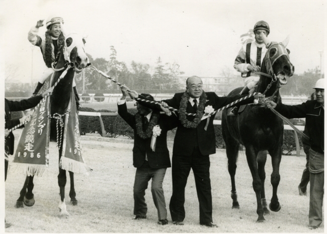 1986年の有馬記念　1着ダイナガリバーと2着ギャロップダイナの手綱を引く吉田善哉