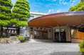 株式会社フォレスト まもなく創業100年!仙境に佇む奥湯河原最古の温泉宿『青巒荘』落差33mの「白龍の滝」瀑下の仙境野天風呂が自慢。昭和レトロな和のしつらえとサーロインステーキが好評のビュッフェ公開♪