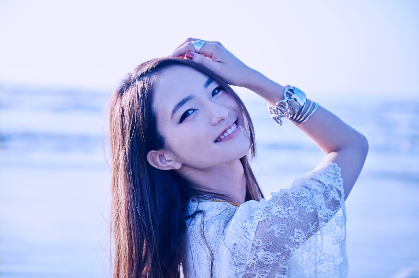 2016年最注目の新人シンガーLeola(レオラ)の3rdシングル「I & I」が、11月23日にリリース決定！「I & I」はフジテレビ“ノイタミナ”アニメ「舟を編む」エンディング・テーマに