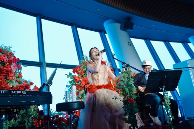加藤ミリヤ、アルバム『Utopia』発売を記念して、”日本建物で一番高い場所”でファン100名と特別なライブ |  株式会社ソニー・ミュージックレーベルズのプレスリリース
