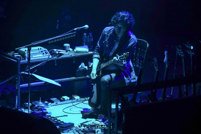 ギターはもちろん ベース ドラム キーボードも使いこなす斉藤和義 2年ぶりの弾き語りツアーの東京公演をwowowで放送 株式会社wowowのプレスリリース