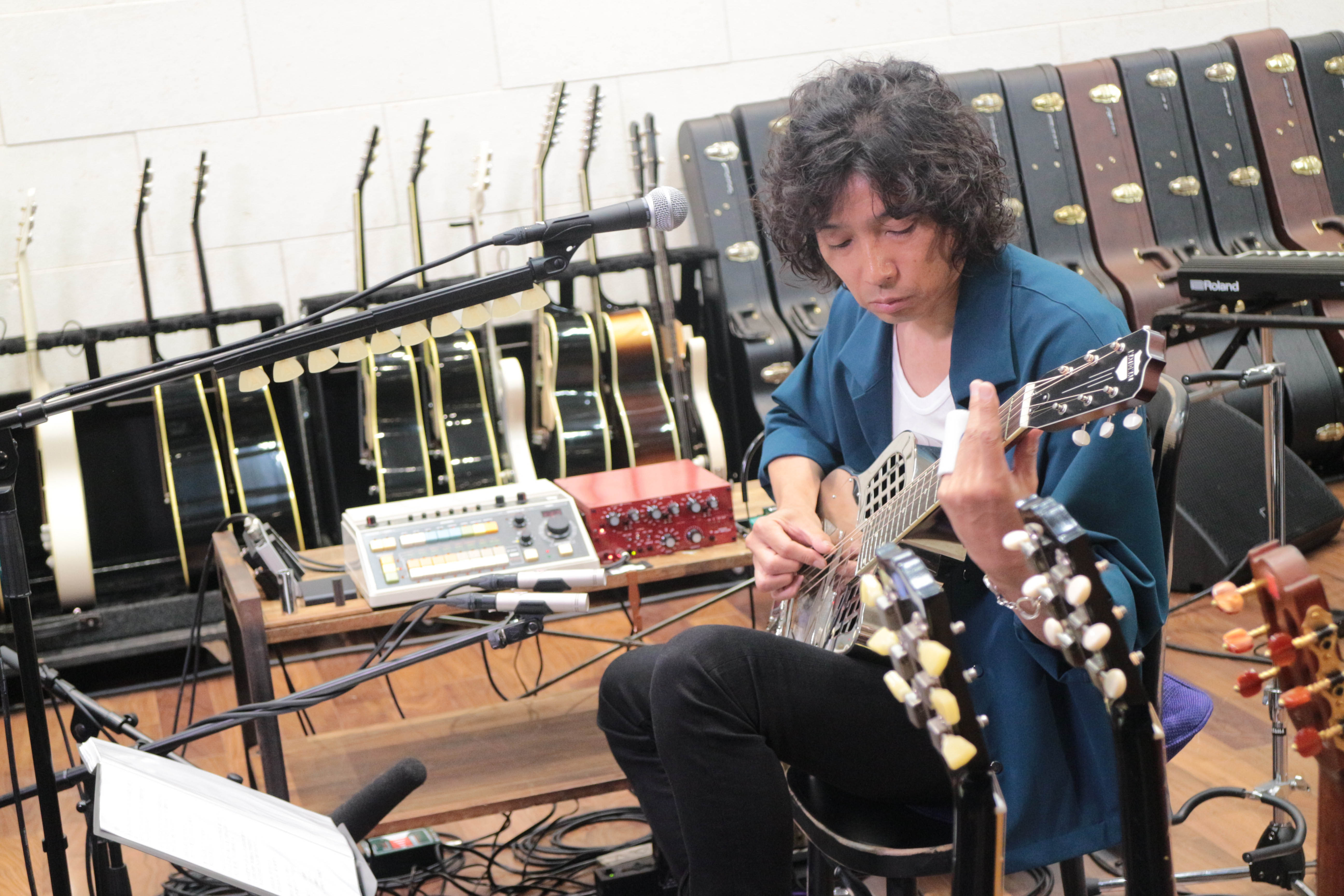斉藤和義本人が解説 自作ギターも紹介 弾き語りライブ Time In The Garage の裏側に迫る特番をwowowで9 16放送 株式会社wowowのプレスリリース