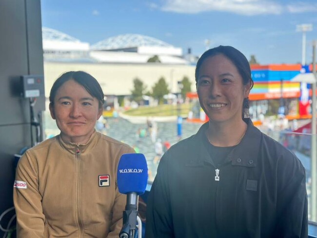 試合後インタビューに応じる青山(左)と柴原 試合後インタビューに応じる青山(左)と柴原