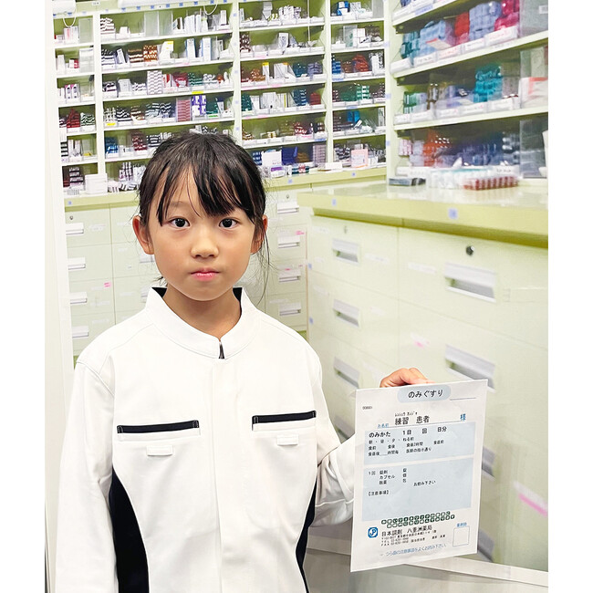 ▲ブース内に貼った調剤室のポスター前ではたくさんの子どもたちが記念写真を撮っていました ▲ブース内に貼った調剤室のポスター前ではたくさんの子どもたちが記念写真を撮っていました