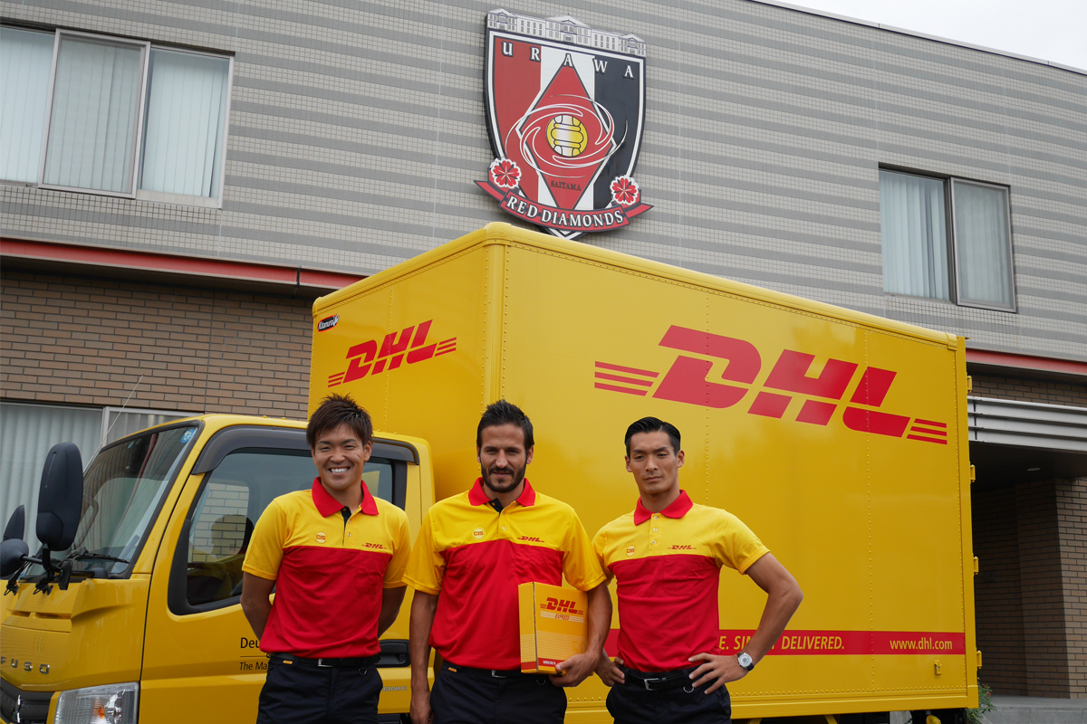浦和レッズ 槙野選手 西川選手 ズラタン選手が Redsがオフィスにやって来る キャンペーン 当選者に賞品を配達 Dhlジャパン株式会社のプレスリリース