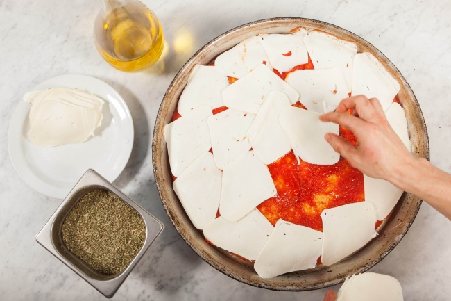 小麦粉・トマトソース・モッツァレラチーズ、ピザの原料は本国イタリアより空輸しています。