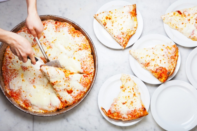 直径約50cmのピザはインパクト大！年末年始のパーティーにいかがですか？