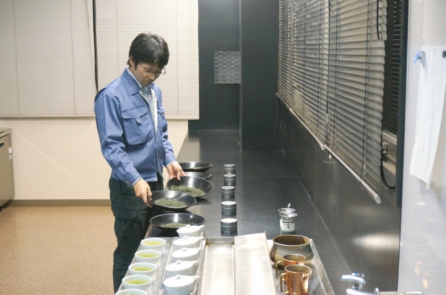 茶審査技術十段の山口真也さん。開発から携わって頂いており、『遥香』の茶葉は山口さんが選んだものです。