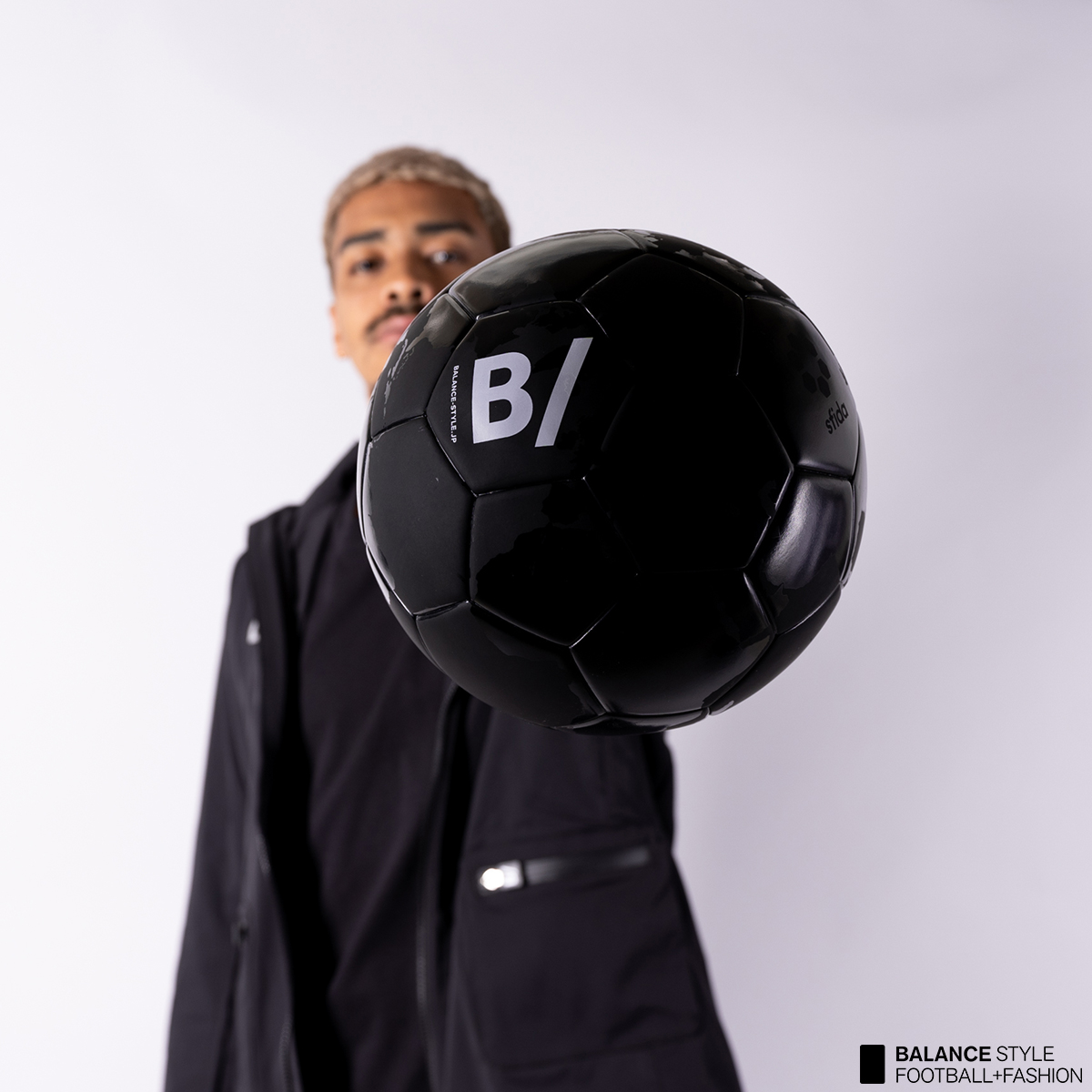 サッカーを身に纏うライフスタイルブランド B ビースラッシュ が 世界地図を転写したオールブラックのサッカーボール を発売 バランススタイルのプレスリリース