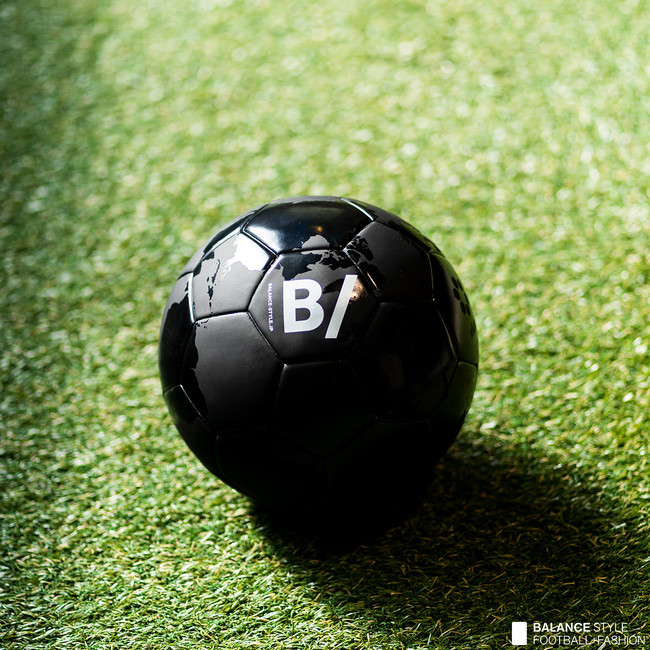 サッカーを見に纏うライフスタイルブランド ビースラッシュ B がサッカー ブランド スフィーダ Sfida とコラボレートサッカボールを発表 バランススタイルのプレスリリース