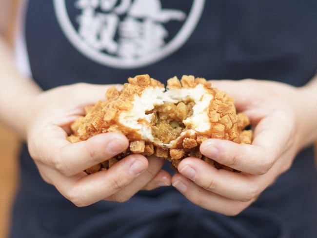 名物「ザックザクカレーパン」 名物「ザックザクカレーパン」