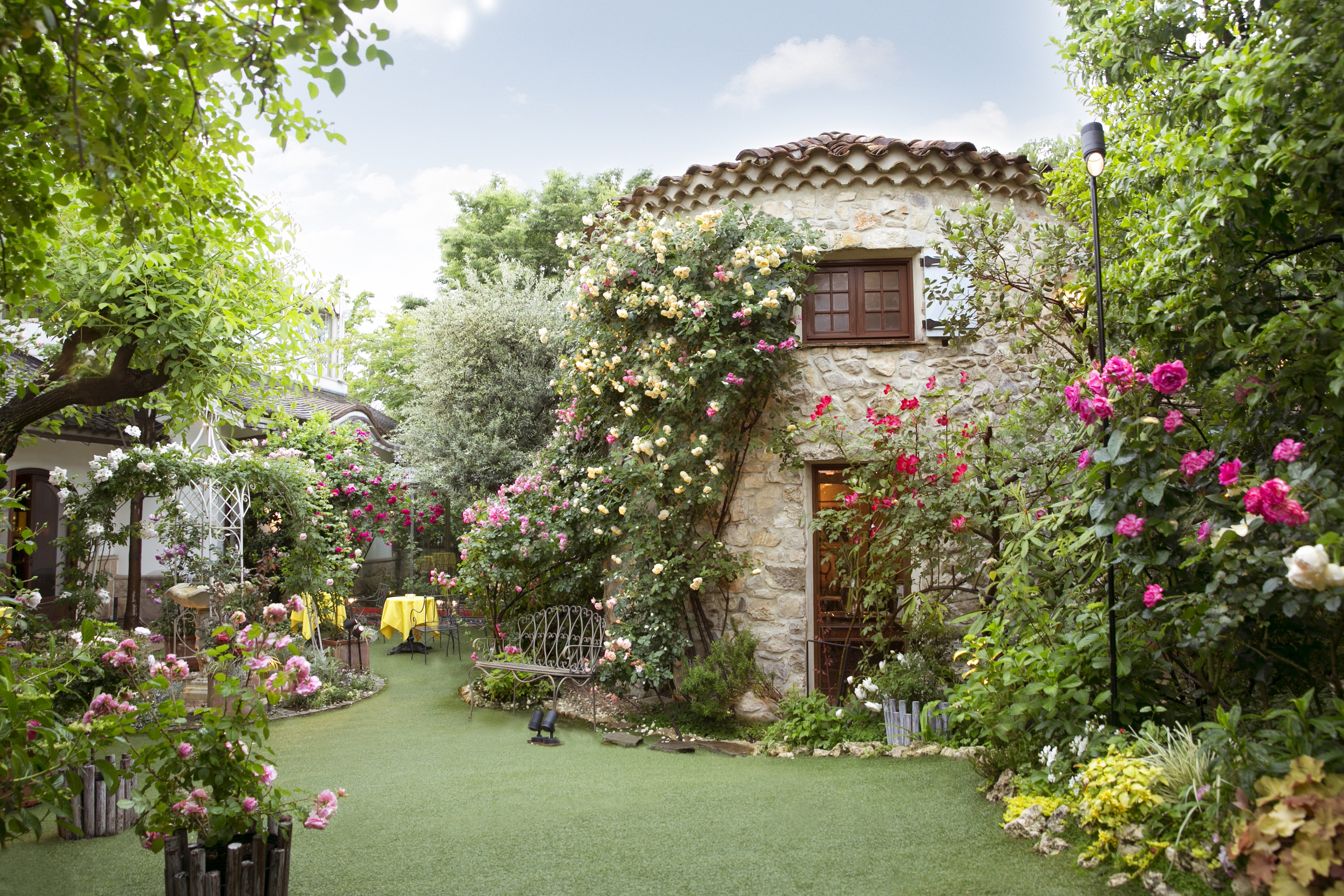 花と緑に包まれた美食のひと時 あざみ野うかい亭 風薫るバラの庭園 4 27 木 5 30 火 株式会社うかいのプレスリリース