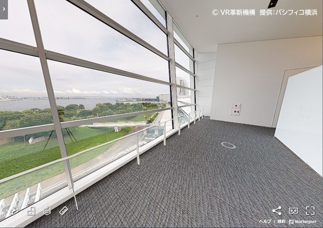 横浜港を眺望できる階段室（4F）