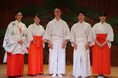東京・日本橋で、「巫女体験」。装束をまとい、「所作」「作法」「舞」を体験する3時間。