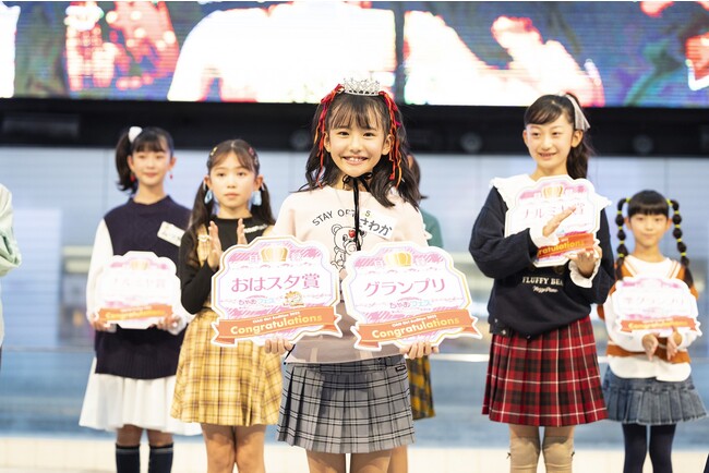 「ちゃおガール 2022☆オーディション」グランプリ、おはスタ賞を受賞したさわかさん（中央）