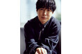 神谷浩史、ファッション誌『Oggi』で語るレジェンド声優の“ぼやいて愛される”仕事術