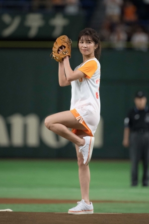 a宇野実彩子さん 初始球式でaaa魔球披露 株式会社小学館のプレスリリース