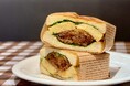馬肉をサンド?!馬肉の旨みをぎゅっと閉じ込めた贅沢な一品「馬肉メンチカツサンド」新登場! 【大衆馬肉酒場 馬王 十三店】