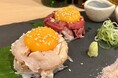 あなたはどっち派?馬刺しユッケと鶏の炙りユッケの美味しさを体験!絶品の食べ比べが楽しめる!【純国産馬刺しと朝引き鶏 にほんいち 大阪堺筋本町店】