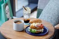 【キャプション by Hyatt なんば 大阪】裏なんばで、チキンなんばんと大量のタルタルソースをサンドしたどでかい「裏なんバーガー」が新登場!