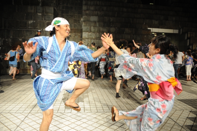 横浜大盆ダンス（写真提供：フォトチョイス）