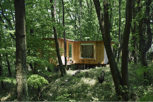 「自然と暮らす小さな家」Hut。2人用から4人用まで、地形や景色に合わせて建てられている（ist - Aokinodaira Field）。