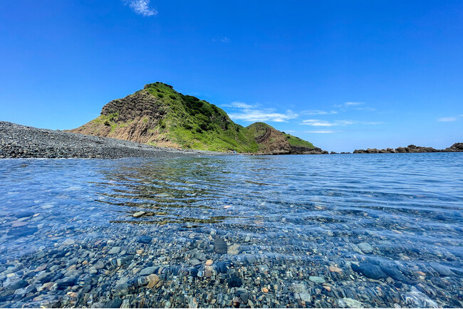 佐渡のほぼ最北端に位置する二ツ亀。島内一と言われるほど透明度の高い海とともに自然のつくり出した景観を楽しむことができる。