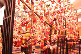 ロビーを埋め尽くす4 000個 彩鮮やかな 雛のつるし飾り 藤田観光株式会社のプレスリリース