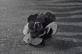 【ホテル椿山荘東京】職人がひとつひとつ作りあげるホテル椿山荘東京オリジナルのアクセサリー 庭園の椿をモチーフにした新作ブローチ「黒椿」2月7日(金)発売