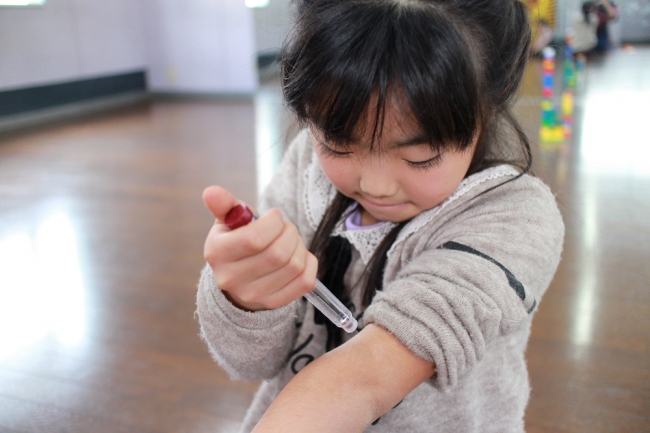 自分でインスリンを注射する子ども ©日本IDDMネットワーク