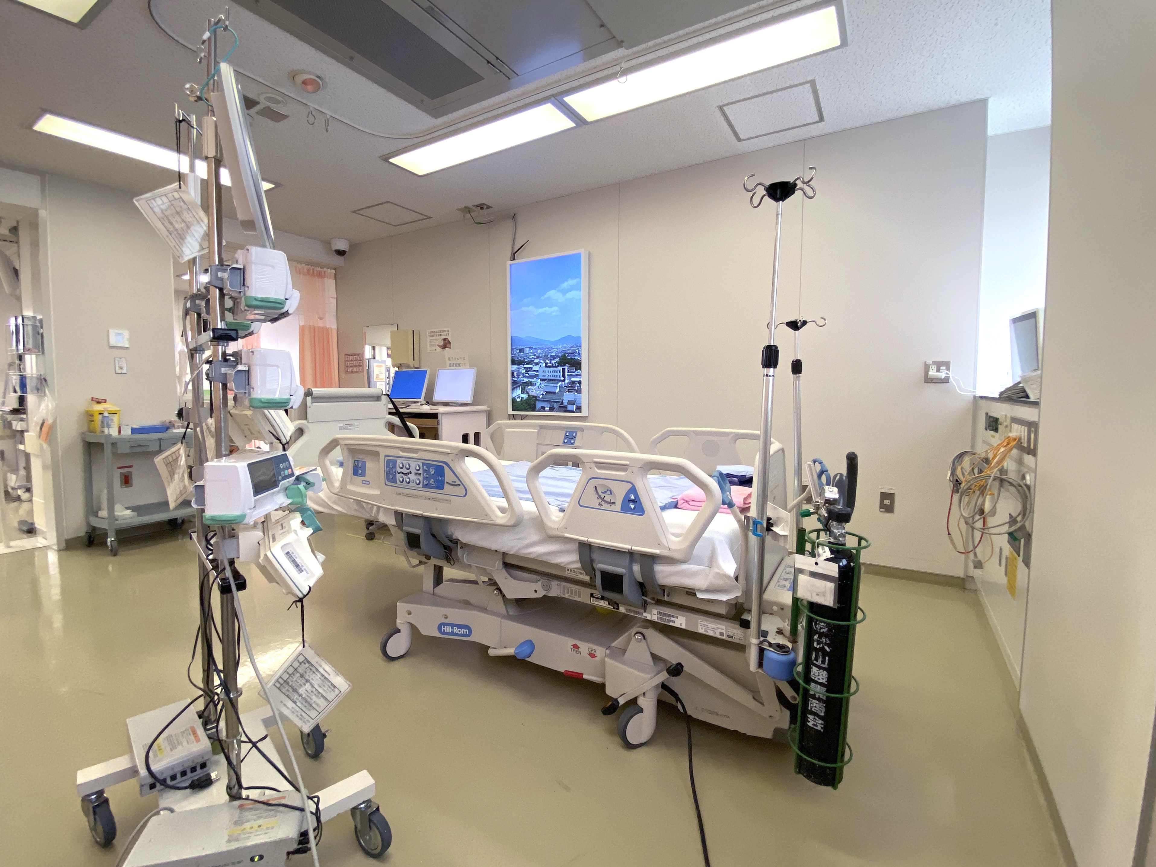 医療施設での快適空間実現に向けて。奈良県立医科大学附属病院が病室の環境改善に関する検証を、 55インチの大型スマートウィンドウAtmoph Window Upで開始。