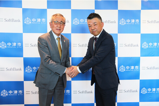 中津市長の奥塚正典氏(左)とソフトバンクの営業第二本部 本部長の田口貴将 中津市長の奥塚正典氏(左)とソフトバンクの営業第二本部 本部長の田口貴将