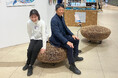 大阪・関西万博 シグネチャーパビリオン「EARTH MART」の茅葺き屋根でも利用された、熊本県 阿蘇の草原の茅を使用したソファなどのプロダクト・インテリア家具が完成!